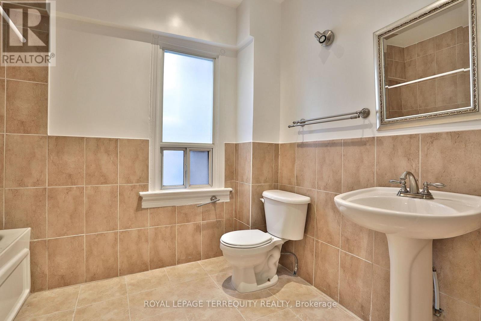 Upper - 665 Crawford Street, Toronto, Ontario  M6G 3K1 - Photo 27 - C12646846