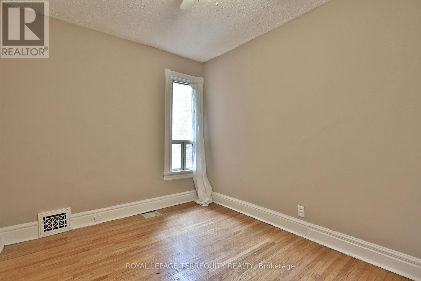 Upper - 665 Crawford Street, Toronto, Ontario  M6G 3K1 - Photo 28 - C12646846