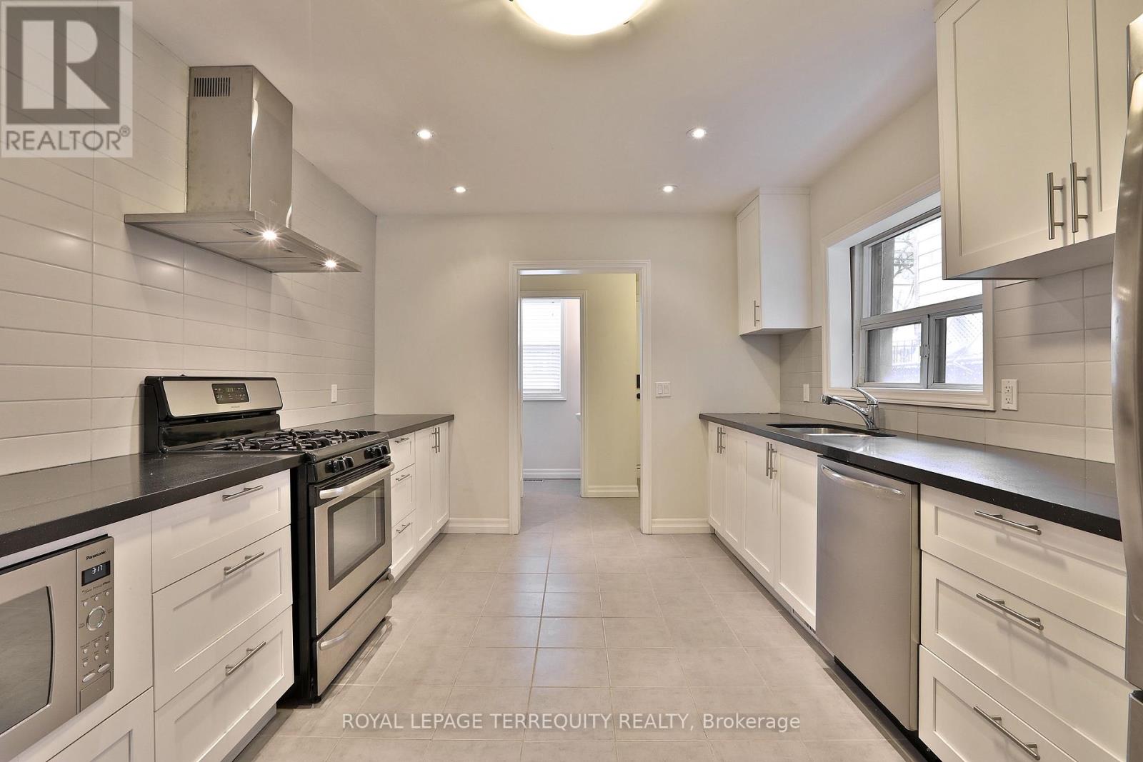 Upper - 665 Crawford Street, Toronto, Ontario  M6G 3K1 - Photo 3 - C12646846