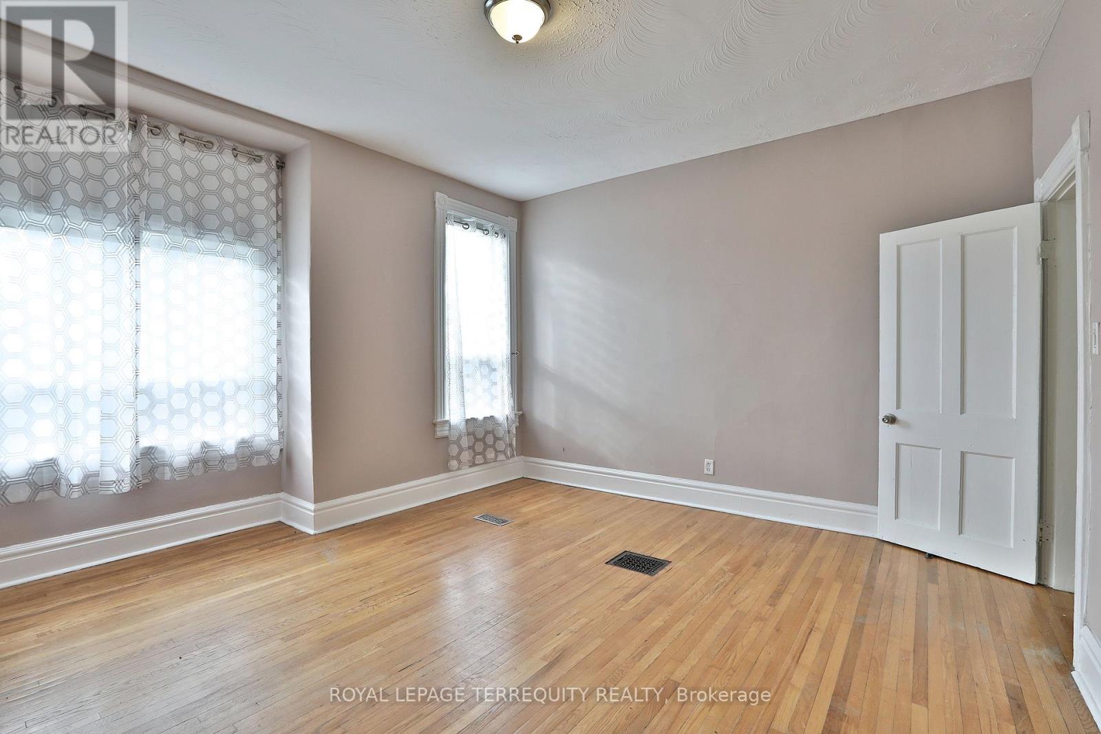 Upper - 665 Crawford Street, Toronto, Ontario  M6G 3K1 - Photo 32 - C12646846