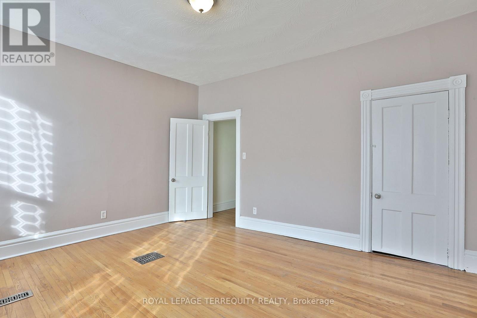 Upper - 665 Crawford Street, Toronto, Ontario  M6G 3K1 - Photo 33 - C12646846