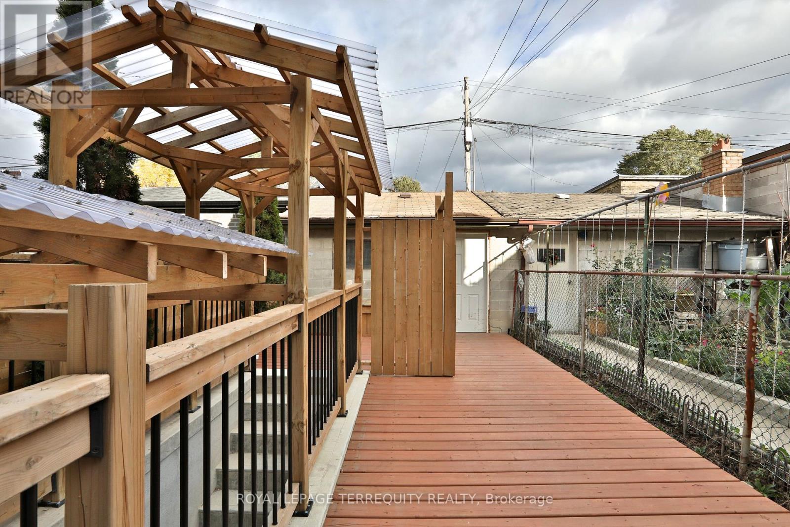 Upper - 665 Crawford Street, Toronto, Ontario  M6G 3K1 - Photo 35 - C12646846