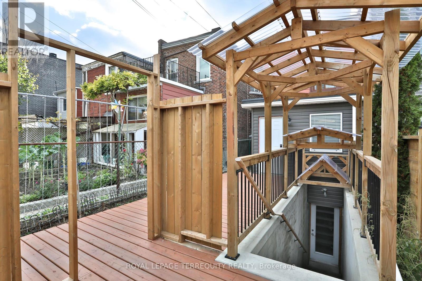 Upper - 665 Crawford Street, Toronto, Ontario  M6G 3K1 - Photo 36 - C12646846