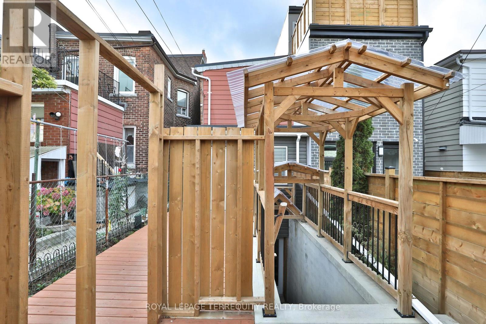 Upper - 665 Crawford Street, Toronto, Ontario  M6G 3K1 - Photo 37 - C12646846