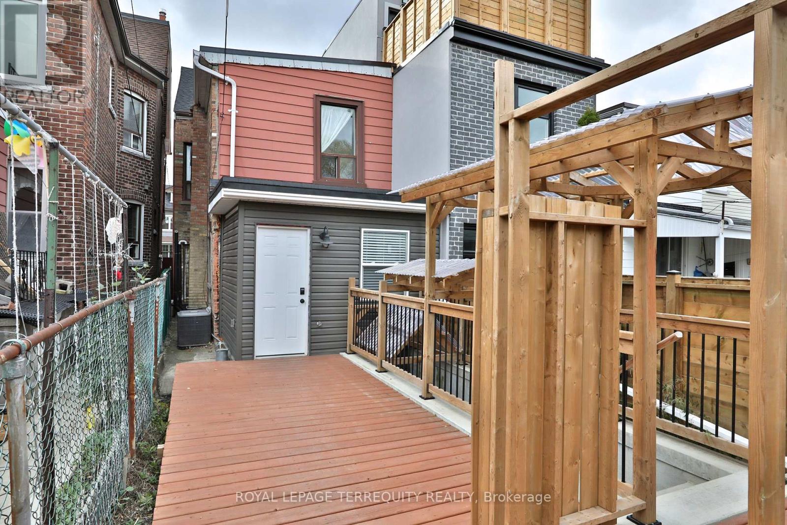 Upper - 665 Crawford Street, Toronto, Ontario  M6G 3K1 - Photo 38 - C12646846