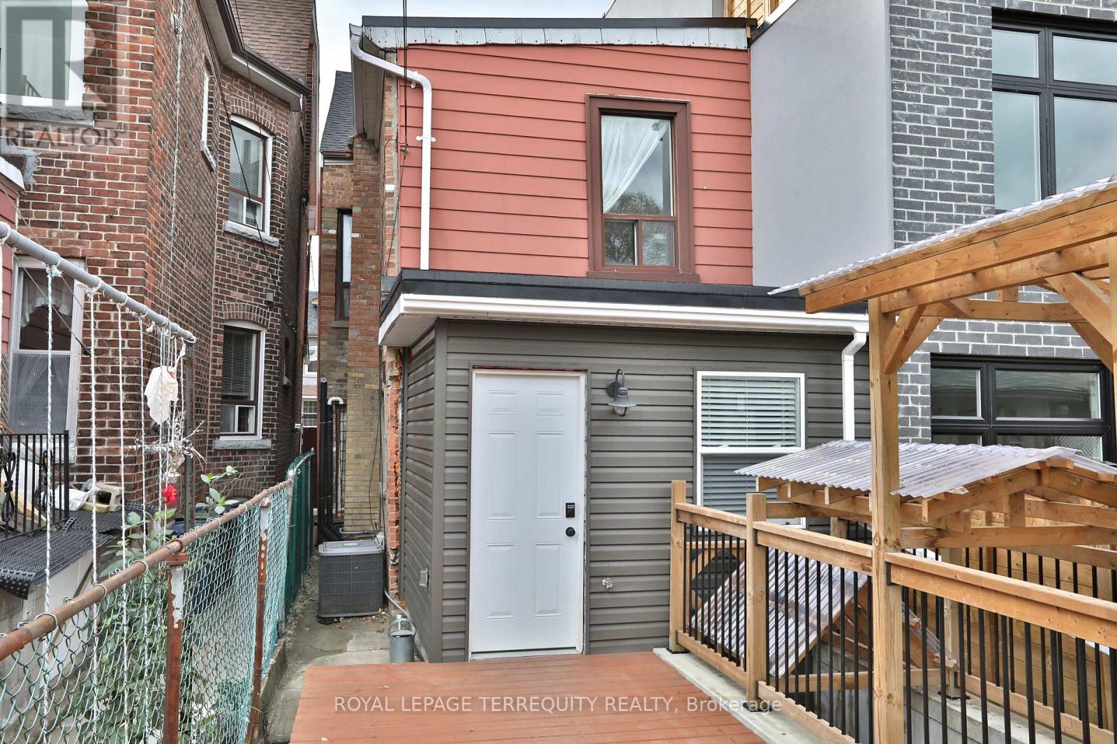 Upper - 665 Crawford Street, Toronto, Ontario  M6G 3K1 - Photo 39 - C12646846