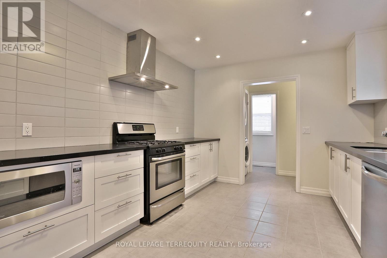 Upper - 665 Crawford Street, Toronto, Ontario  M6G 3K1 - Photo 4 - C12646846
