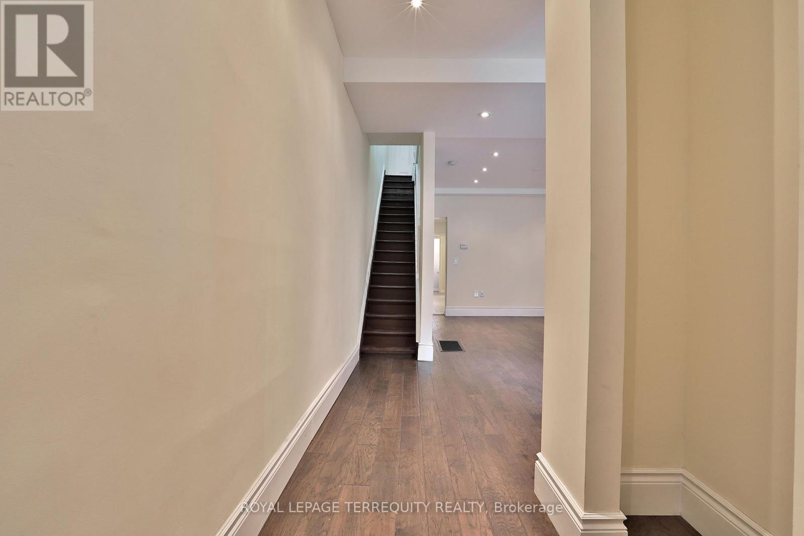 Upper - 665 Crawford Street, Toronto, Ontario  M6G 3K1 - Photo 44 - C12646846