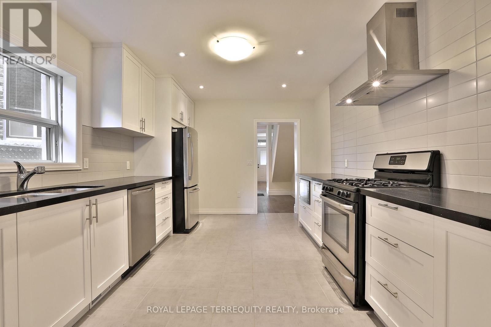 Upper - 665 Crawford Street, Toronto, Ontario  M6G 3K1 - Photo 6 - C12646846