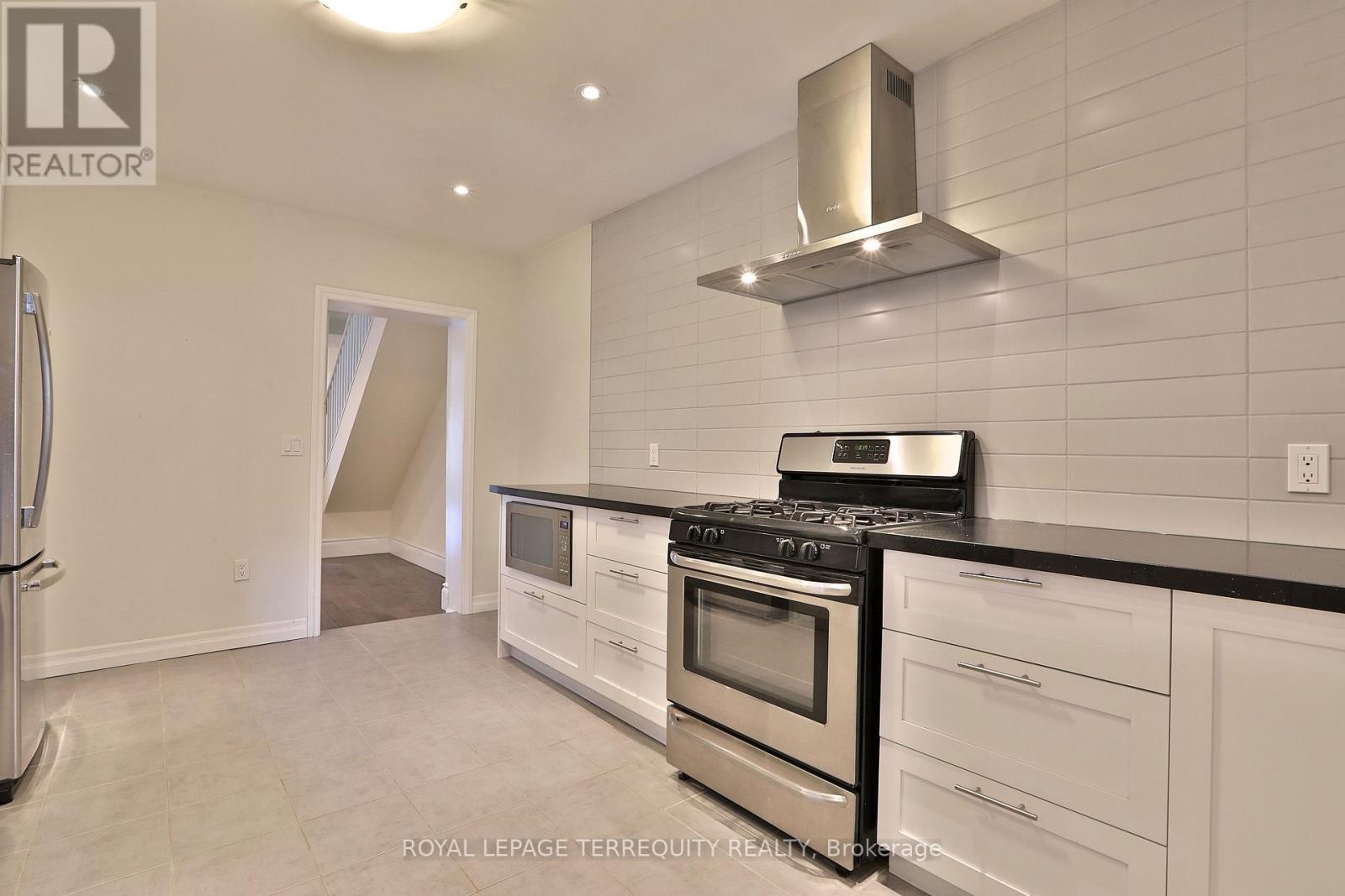 Upper - 665 Crawford Street, Toronto, Ontario  M6G 3K1 - Photo 7 - C12646846