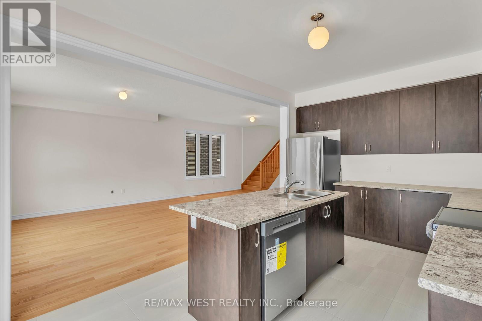 195 Terry Fox Drive, Barrie, Ontario  L9J 0C4 - Photo 10 - S12646896