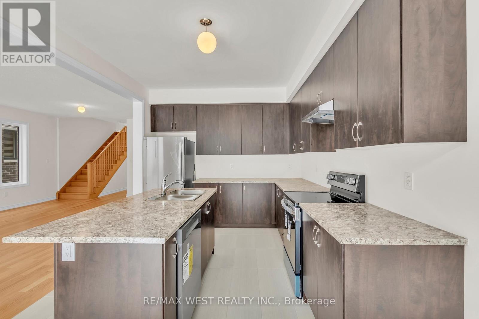 195 Terry Fox Drive, Barrie, Ontario  L9J 0C4 - Photo 11 - S12646896