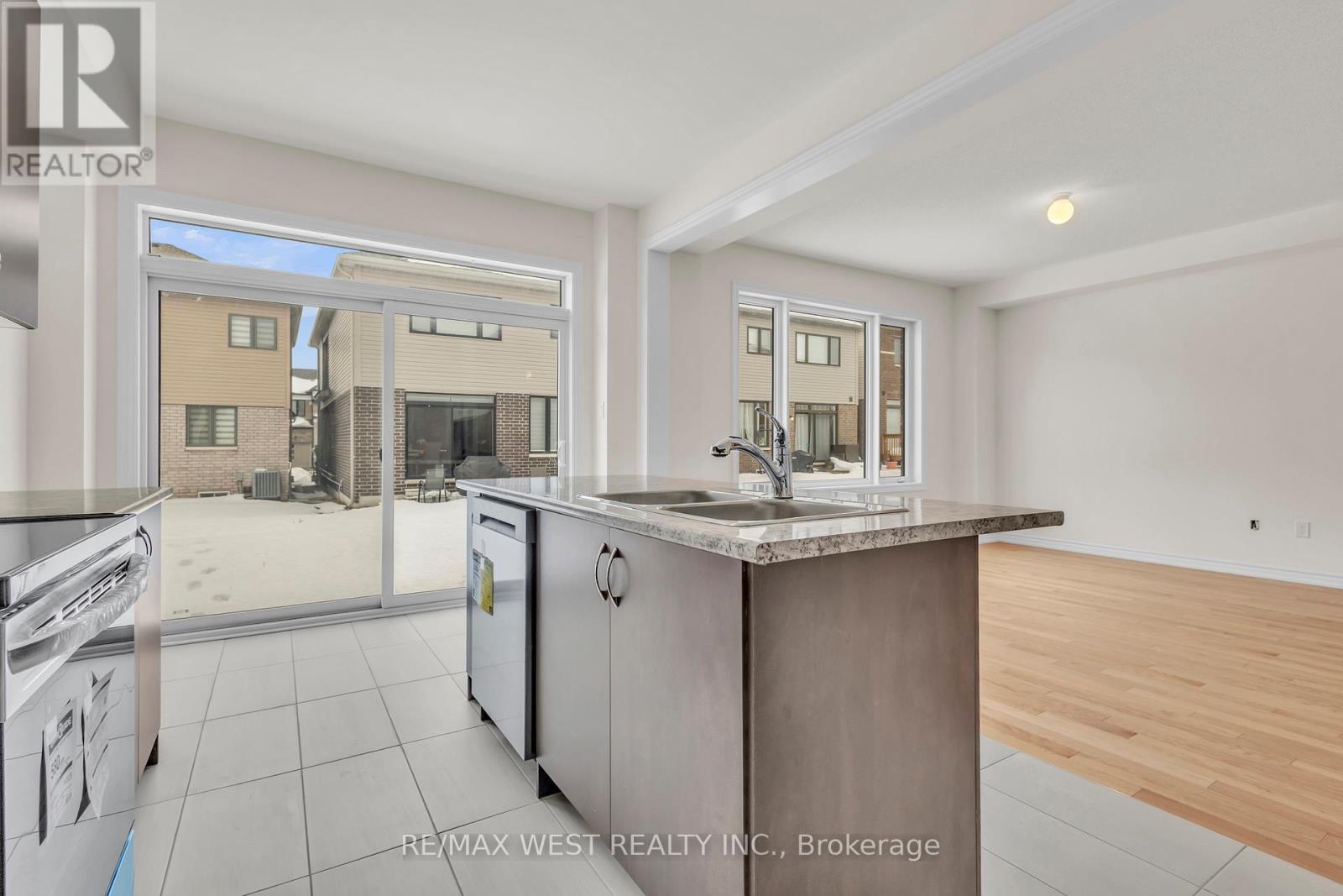 195 Terry Fox Drive, Barrie, Ontario  L9J 0C4 - Photo 13 - S12646896