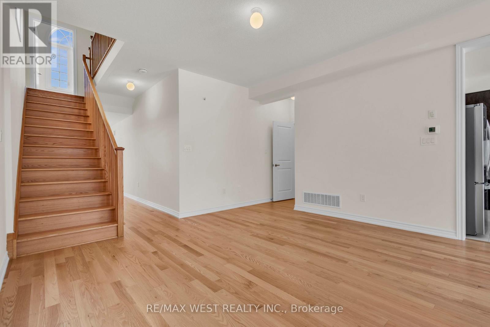 195 Terry Fox Drive, Barrie, Ontario  L9J 0C4 - Photo 5 - S12646896