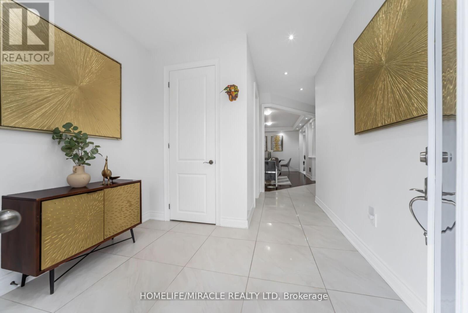 10 Kenora Street, Brampton, Ontario  L6X 5N8 - Photo 6 - W12646900