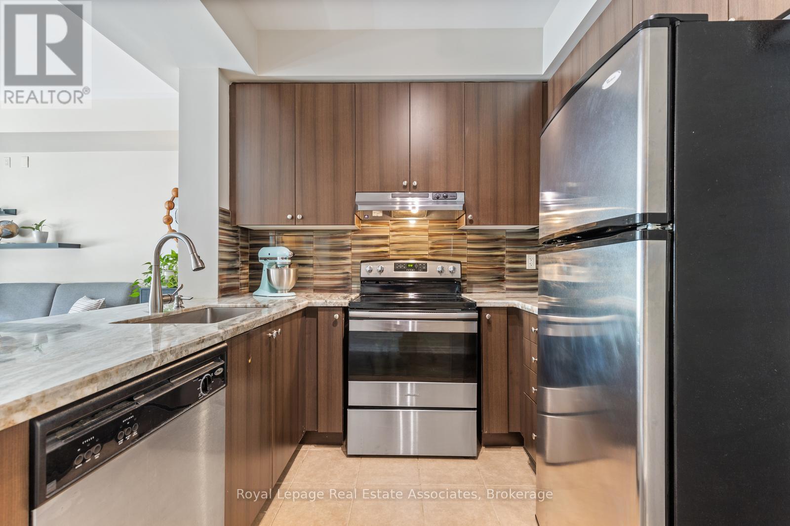 300 - 1437 Lakeshore Road E, Mississauga, Ontario  L5E 0A2 - Photo 10 - W12646936