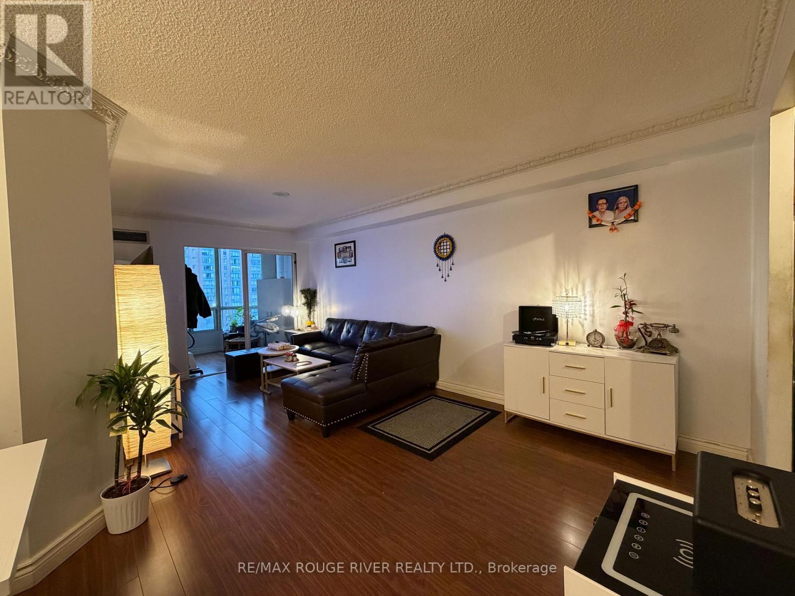 1513 - 155 Hillcrest Avenue, Mississauga, Ontario  L5B 3Z2 - Photo 2 - W12646940