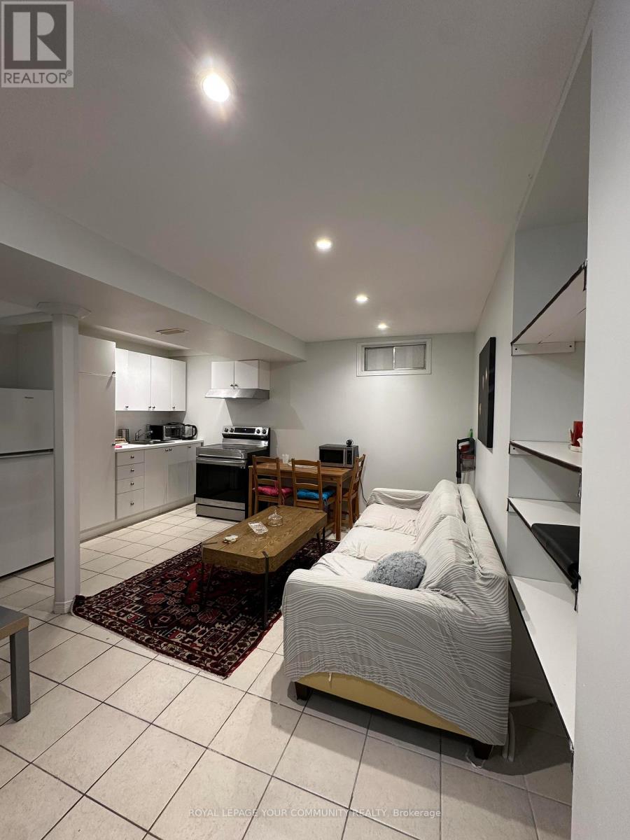 82 Valhalla Court, Aurora, Ontario  L4G 5W5 - Photo 3 - N12643522