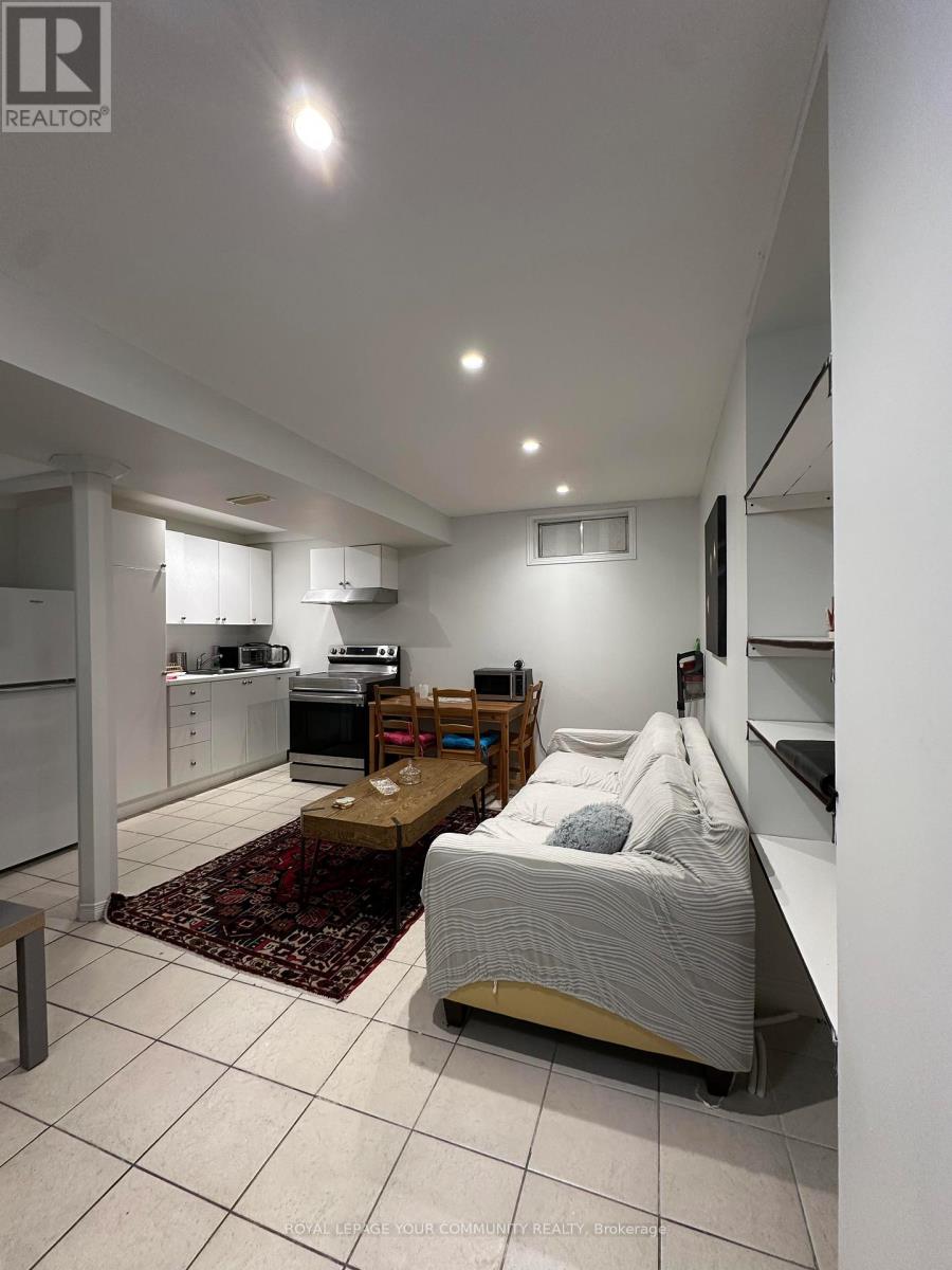 82 Valhalla Court, Aurora, Ontario  L4G 5W5 - Photo 4 - N12643522