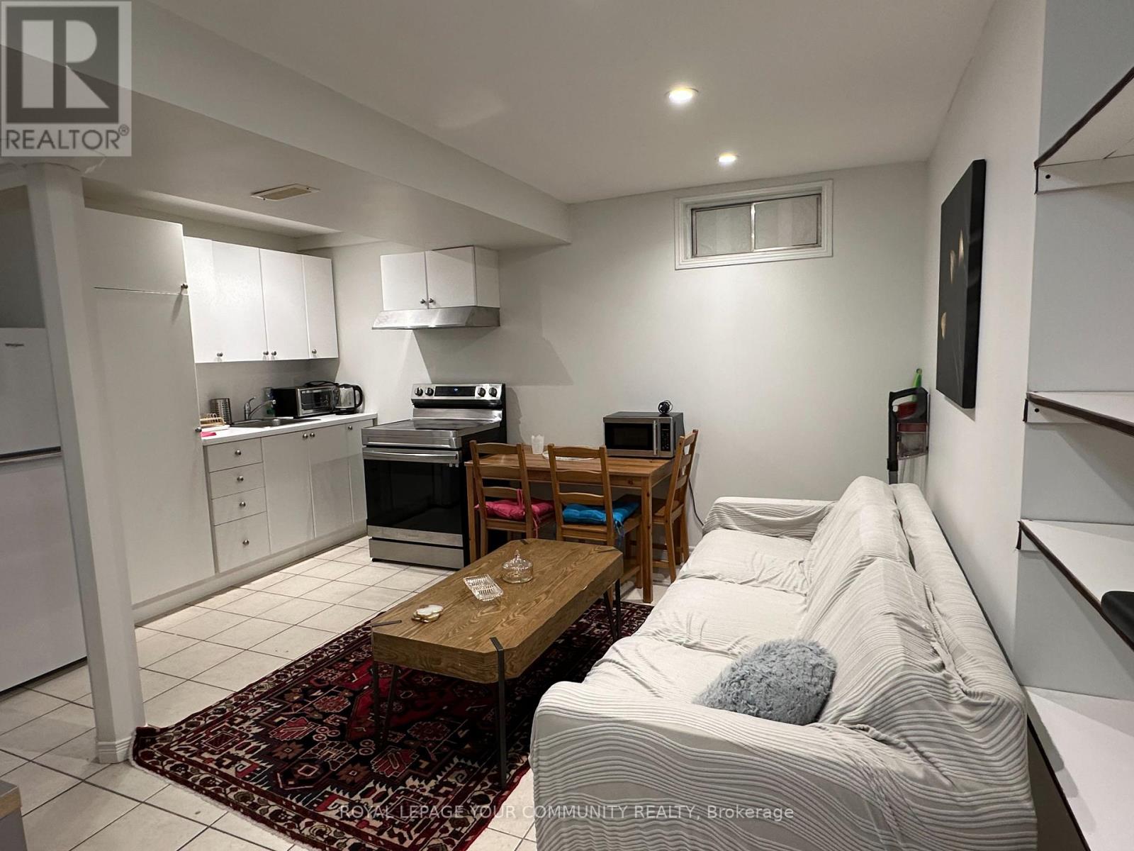 82 Valhalla Court, Aurora, Ontario  L4G 5W5 - Photo 2 - N12643522