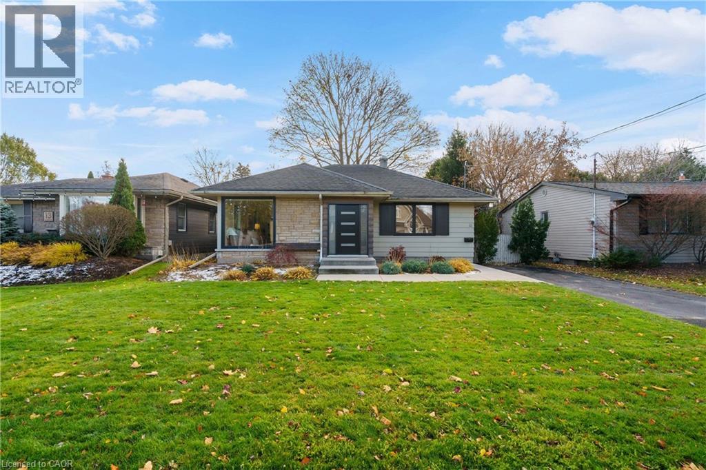 11 MCMASTER Avenue, Dundas, Ontario