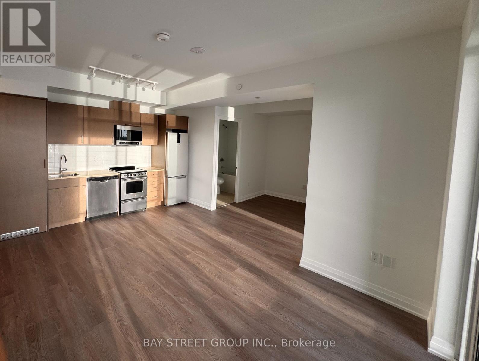 617 - 412 Silver Maple Road, Oakville, Ontario  L6H 6Z9 - Photo 2 - W12611544