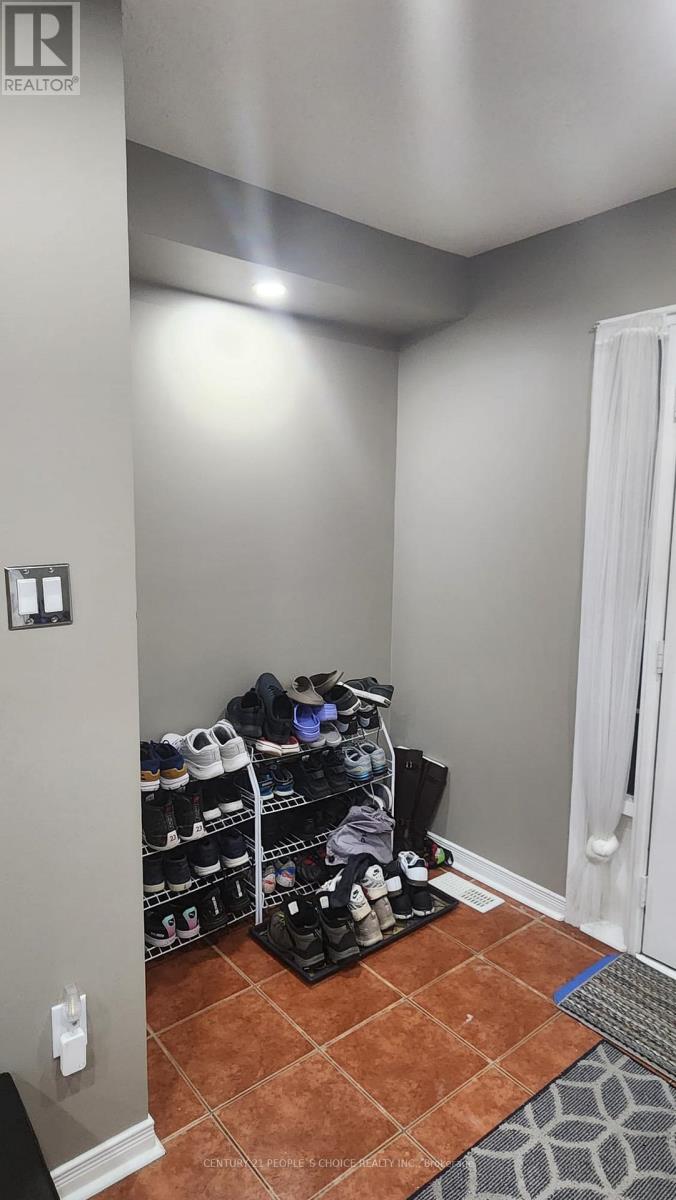 328 Black Drive, Milton, Ontario  L9T 6S2 - Photo 4 - W12646976