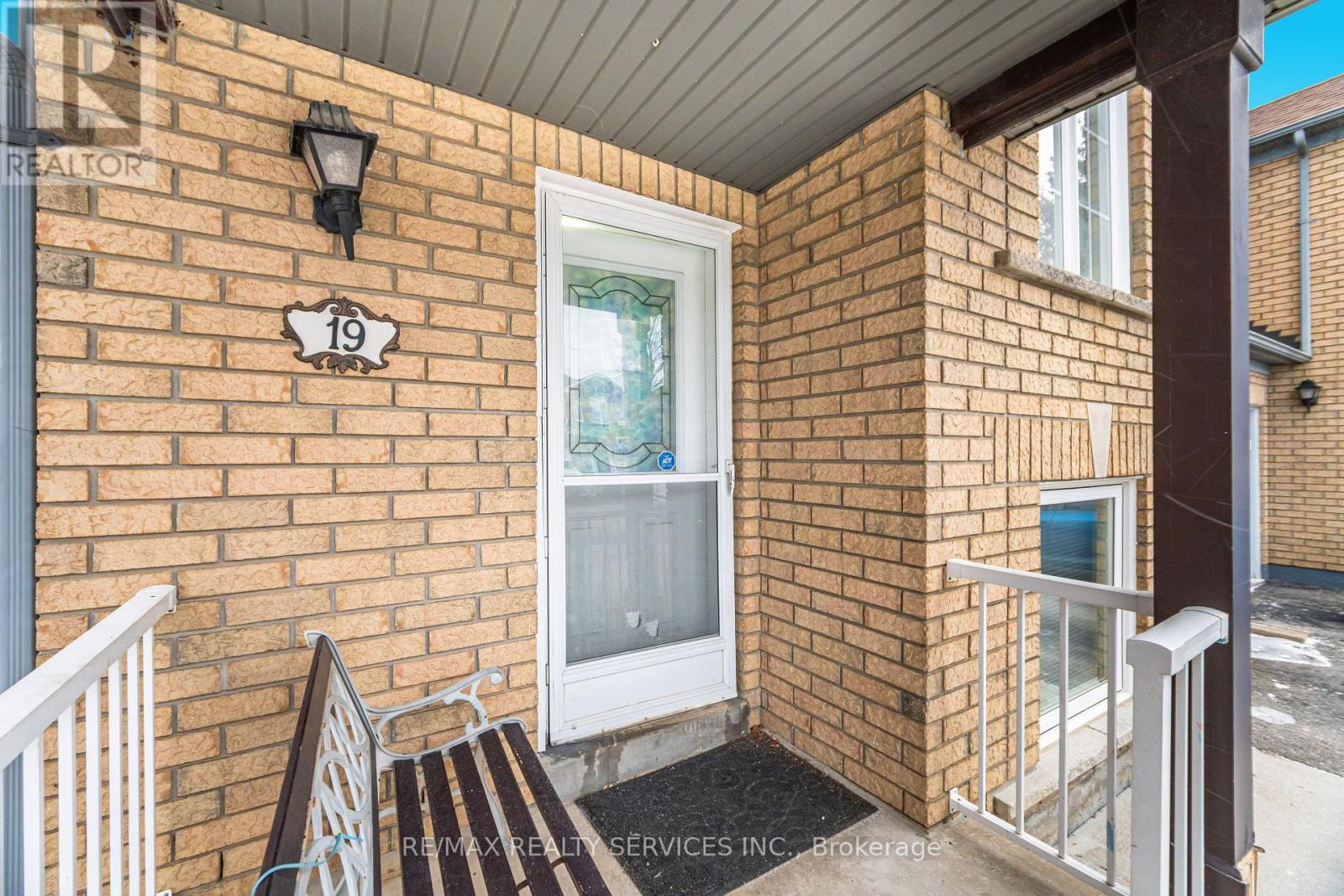 19 Flatlands Way, Brampton, Ontario  L6R 2B5 - Photo 4 - W12631300