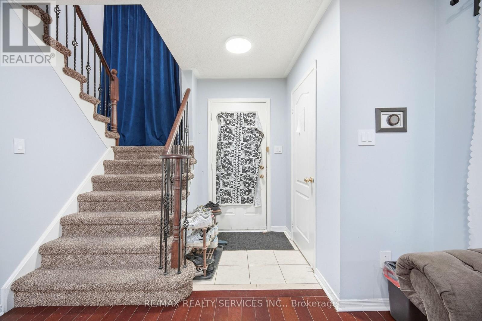 19 Flatlands Way, Brampton, Ontario  L6R 2B5 - Photo 5 - W12631300