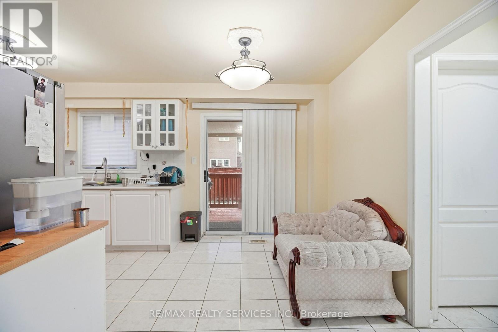 19 Flatlands Way, Brampton, Ontario  L6R 2B5 - Photo 9 - W12631300