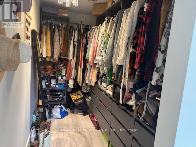 Upper Floor Only For Rent - 22 Branch Avenue, Toronto, Ontario  M8W 1M7 - Photo 17 - W12571510