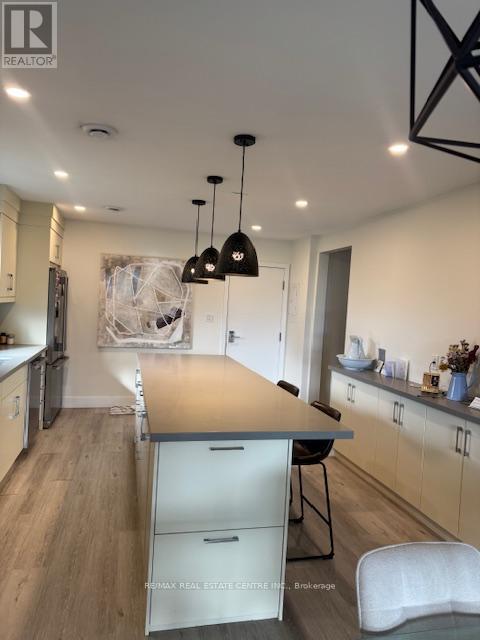 Upper Floor Only For Rent - 22 Branch Avenue, Toronto, Ontario  M8W 1M7 - Photo 6 - W12571510