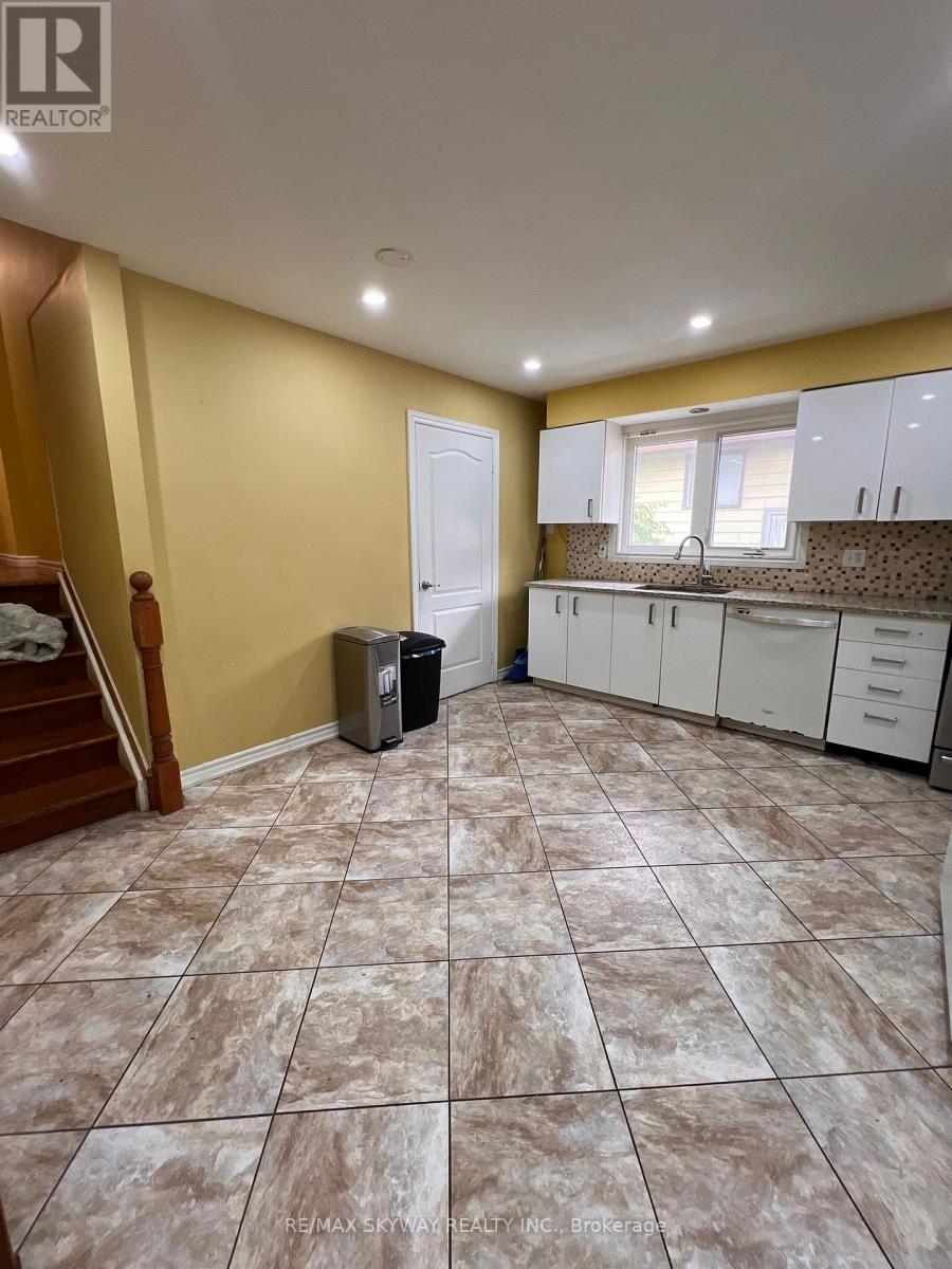 162 Cedarwoods Crescent, Kitchener, Ontario  N2C 2J8 - Photo 16 - X12390057