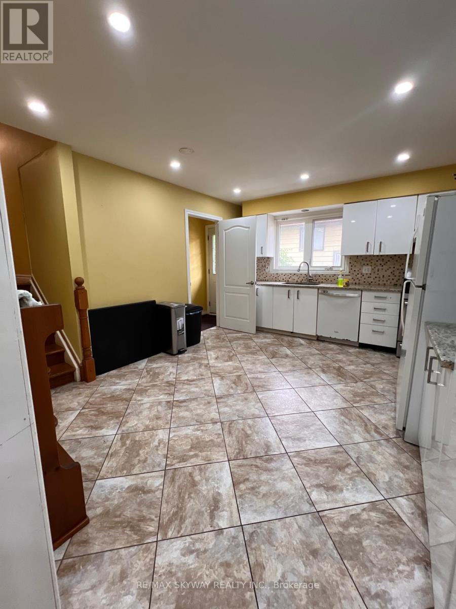 162 Cedarwoods Crescent, Kitchener, Ontario  N2C 2J8 - Photo 10 - X12390057