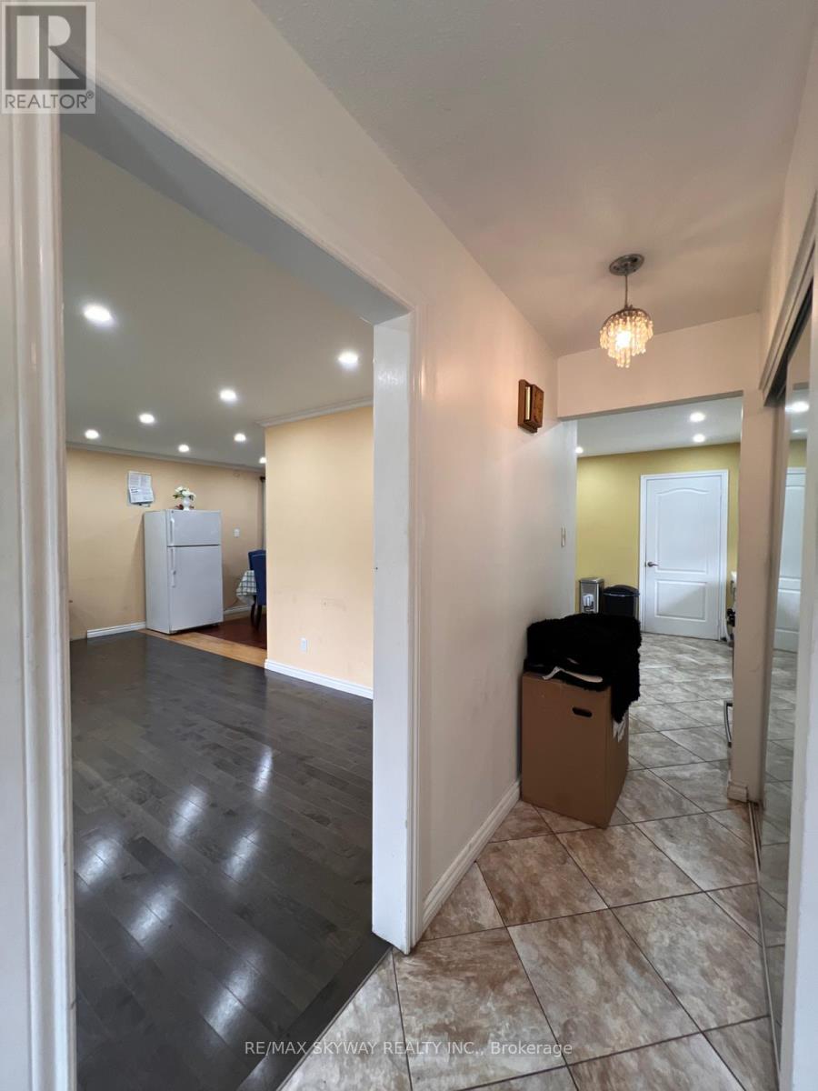 162 Cedarwoods Crescent, Kitchener, Ontario  N2C 2J8 - Photo 2 - X12390057