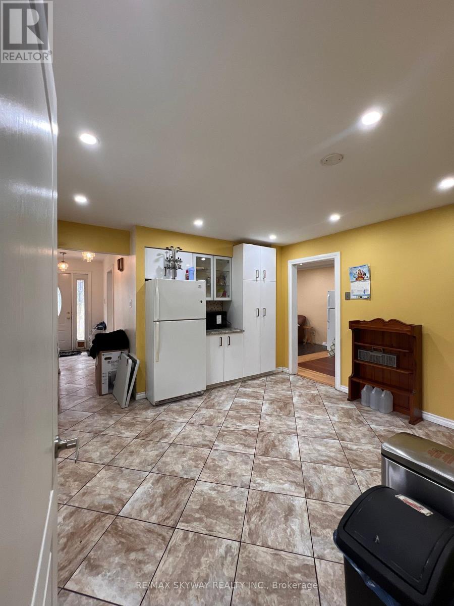 162 Cedarwoods Crescent, Kitchener, Ontario  N2C 2J8 - Photo 12 - X12390057