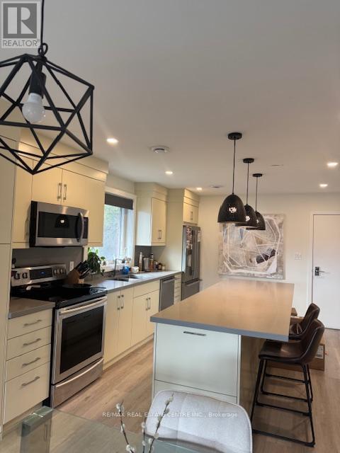 Upper Floor Only For Rent - 22 Branch Avenue, Toronto, Ontario  M8W 1M7 - Photo 5 - W12571510