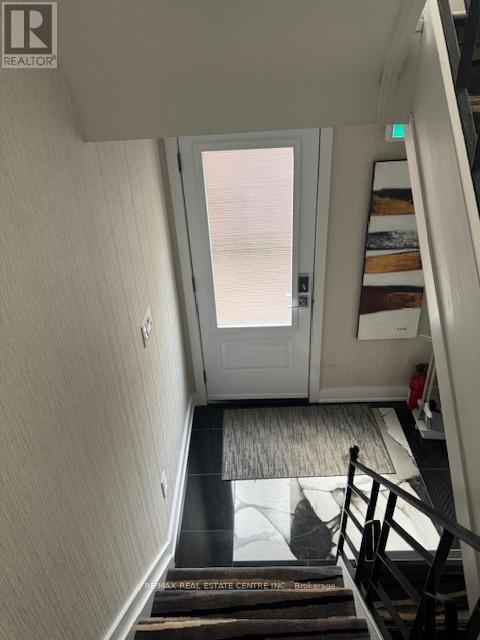 Upper Floor Only For Rent - 22 Branch Avenue, Toronto, Ontario  M8W 1M7 - Photo 9 - W12571510