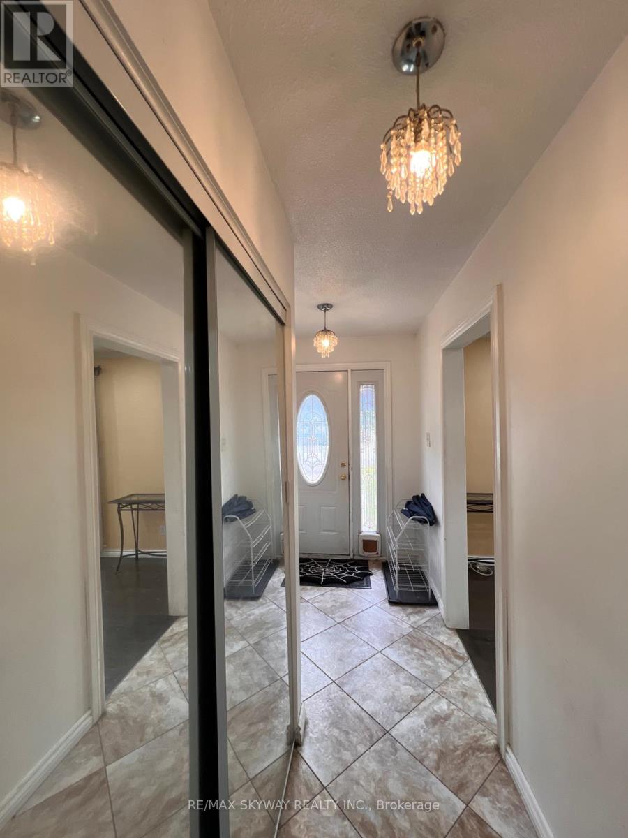 162 Cedarwoods Crescent, Kitchener, Ontario  N2C 2J8 - Photo 3 - X12390057