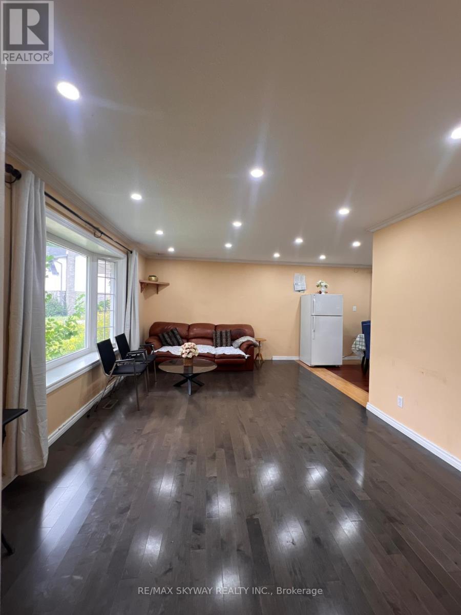 162 Cedarwoods Crescent, Kitchener, Ontario  N2C 2J8 - Photo 4 - X12390057