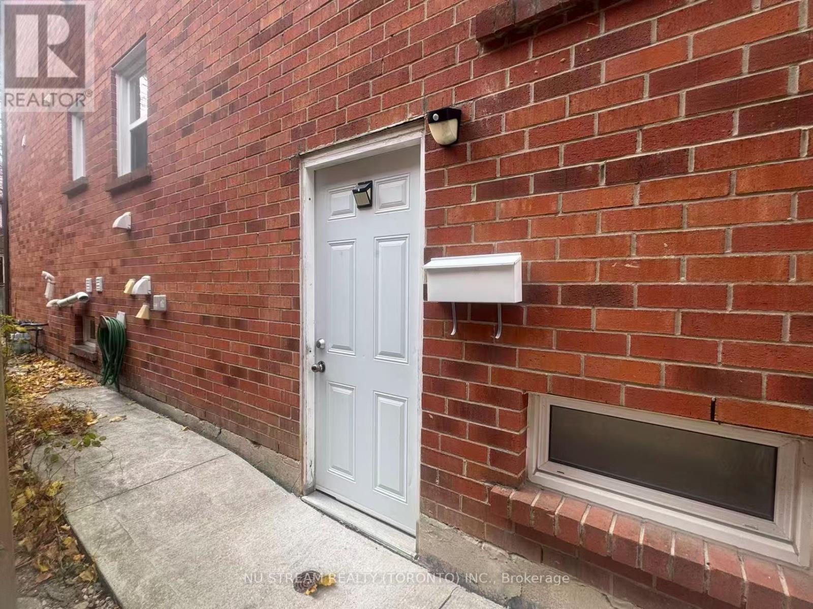 4144 Lastrada Lower Heights, Mississauga, Ontario  L5C 3W3 - Photo 2 - W12647028