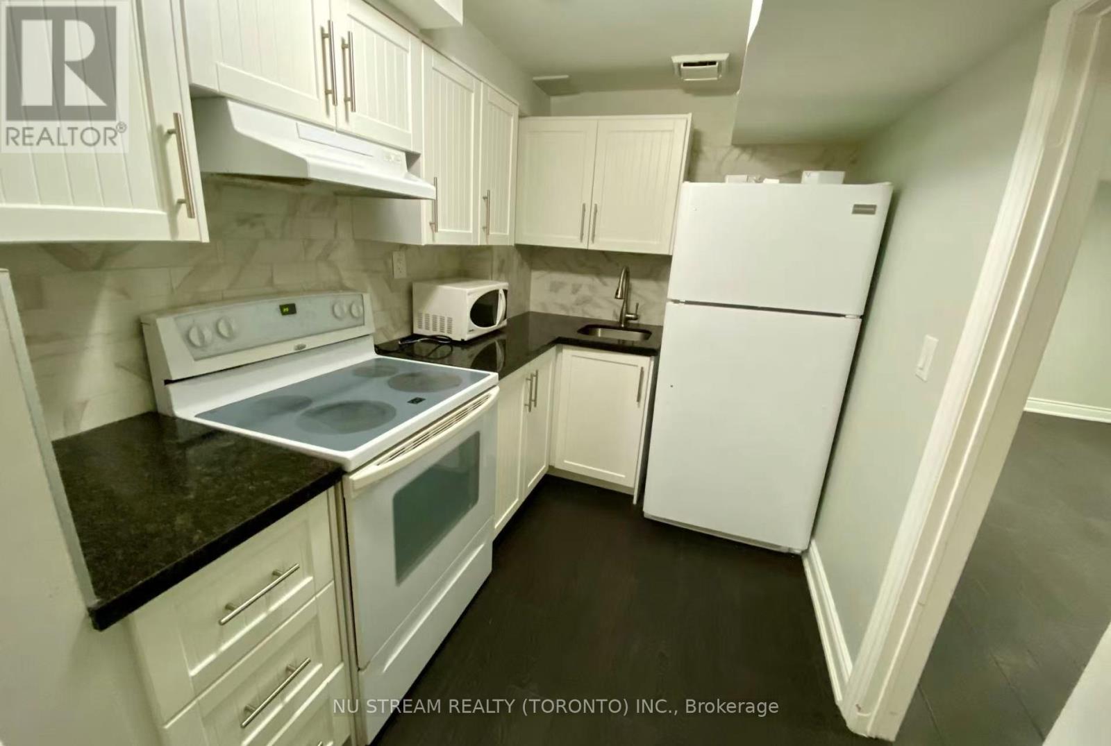 4144 Lastrada Lower Heights, Mississauga, Ontario  L5C 3W3 - Photo 5 - W12647028