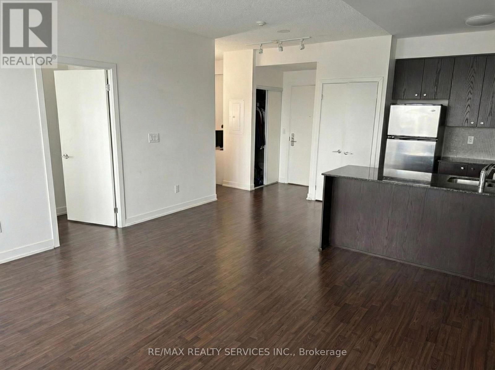 911 - 5101 Dundas Street W, Toronto, Ontario  M9A 5G8 - Photo 2 - W12647060