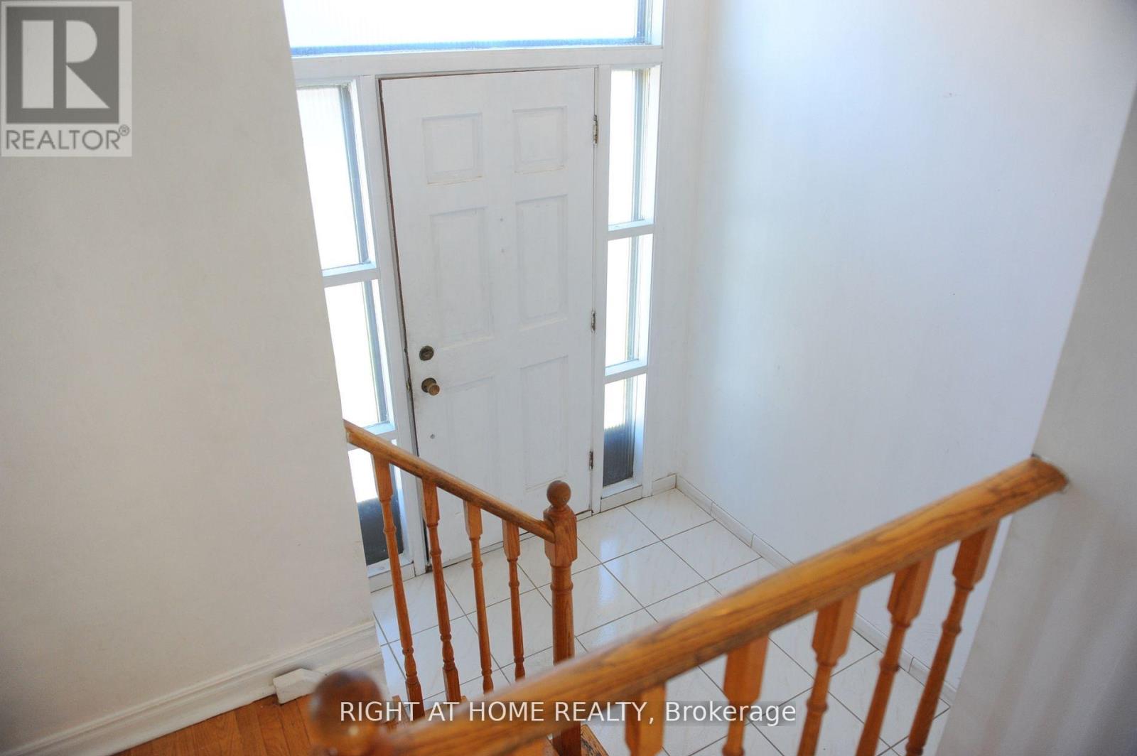 Upper - 1618 Corkstone Glade, Mississauga, Ontario  L4W 2E7 - Photo 4 - W12647090