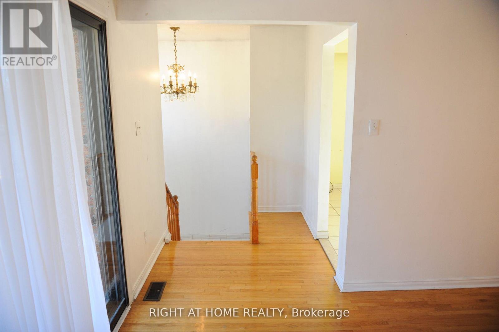 Upper - 1618 Corkstone Glade, Mississauga, Ontario  L4W 2E7 - Photo 6 - W12647090