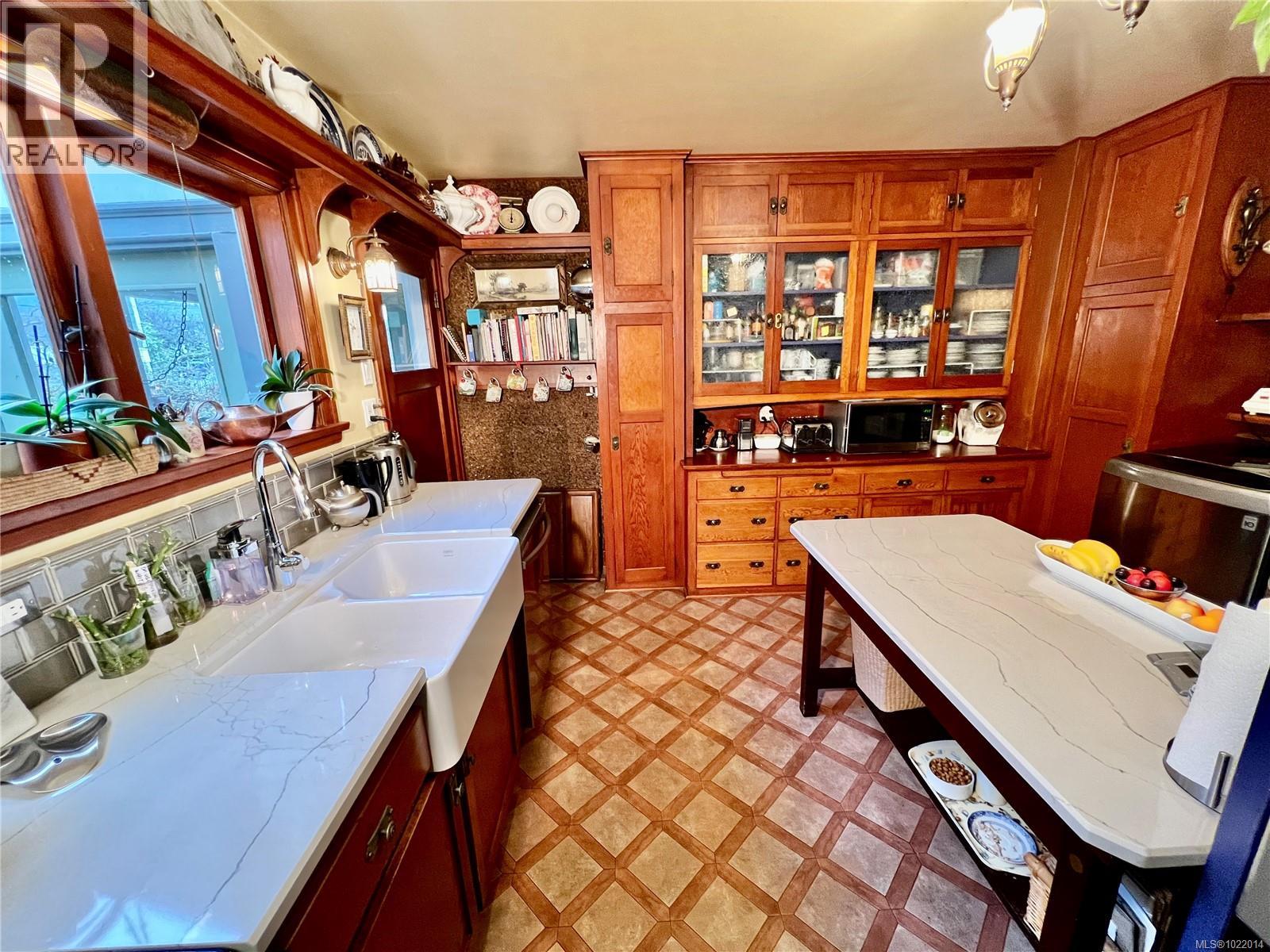 3681 Elliston Ave, Saanich, British Columbia  V8X 1R9 - Photo 10 - 1022014