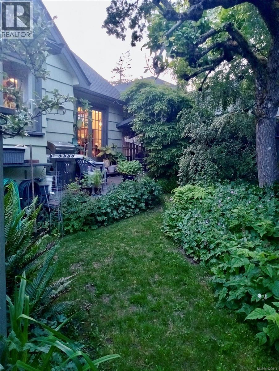 3681 Elliston Ave, Saanich, British Columbia  V8X 1R9 - Photo 32 - 1022014