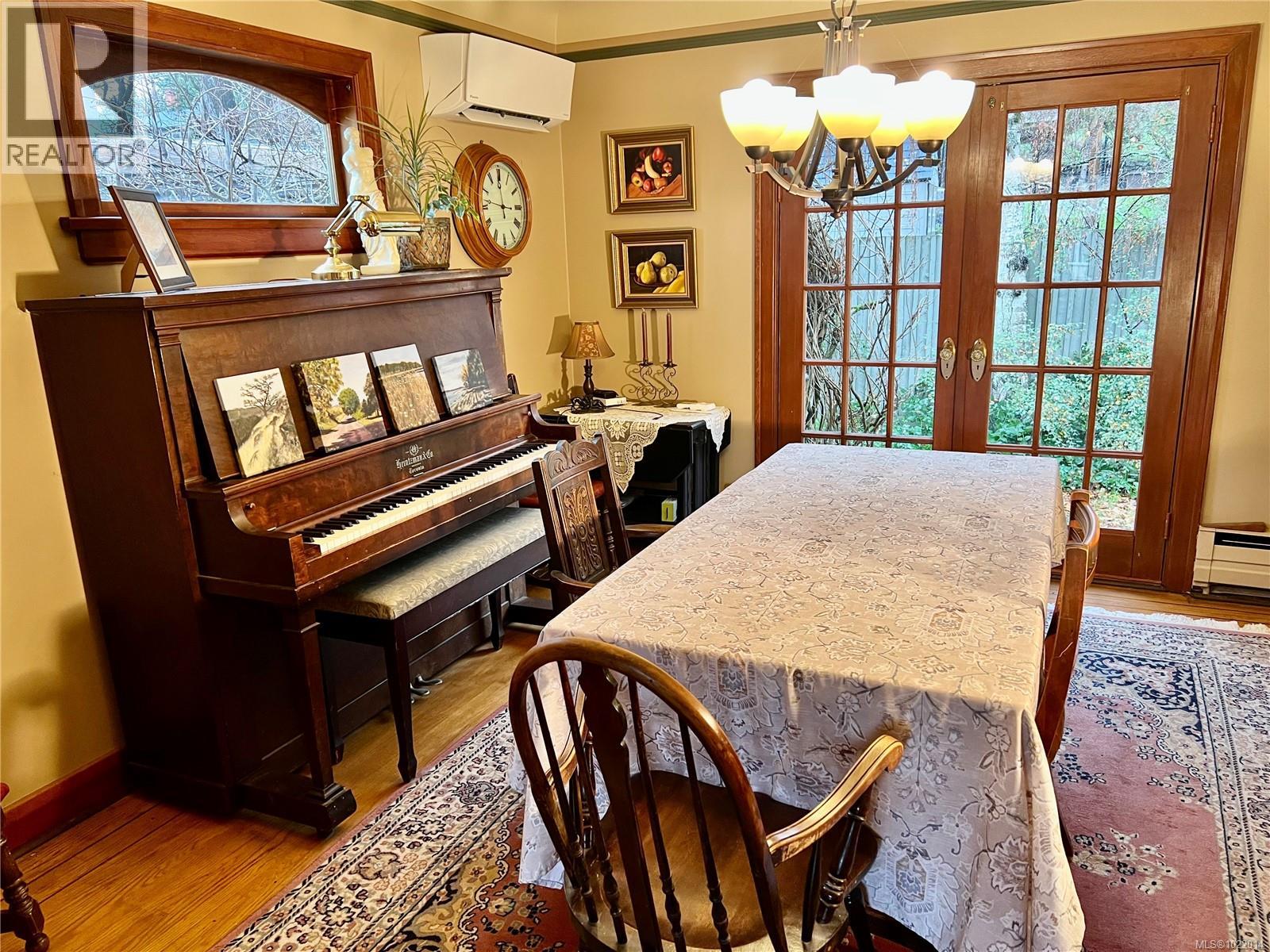 3681 Elliston Ave, Saanich, British Columbia  V8X 1R9 - Photo 13 - 1022014