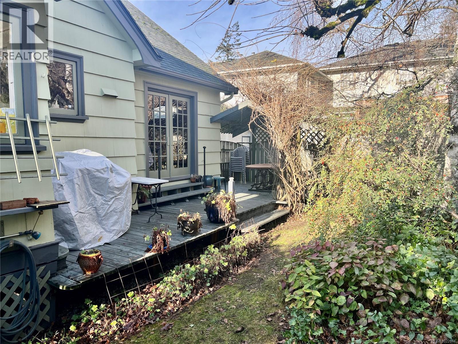 3681 Elliston Ave, Saanich, British Columbia  V8X 1R9 - Photo 27 - 1022014