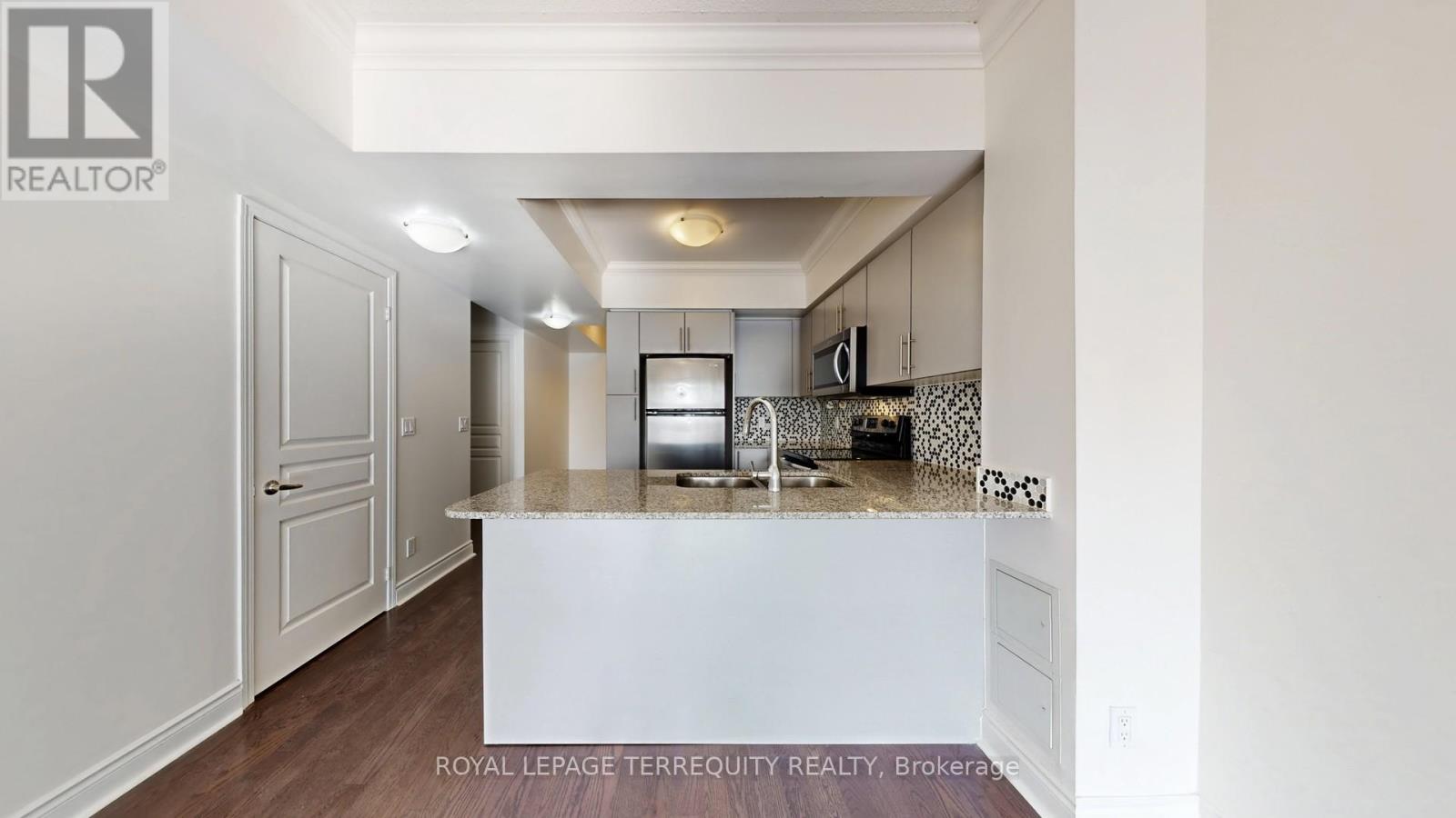 401 - 2240 Lake Shore Boulevard W, Toronto, Ontario  M8V 0B1 - Photo 5 - W12647112